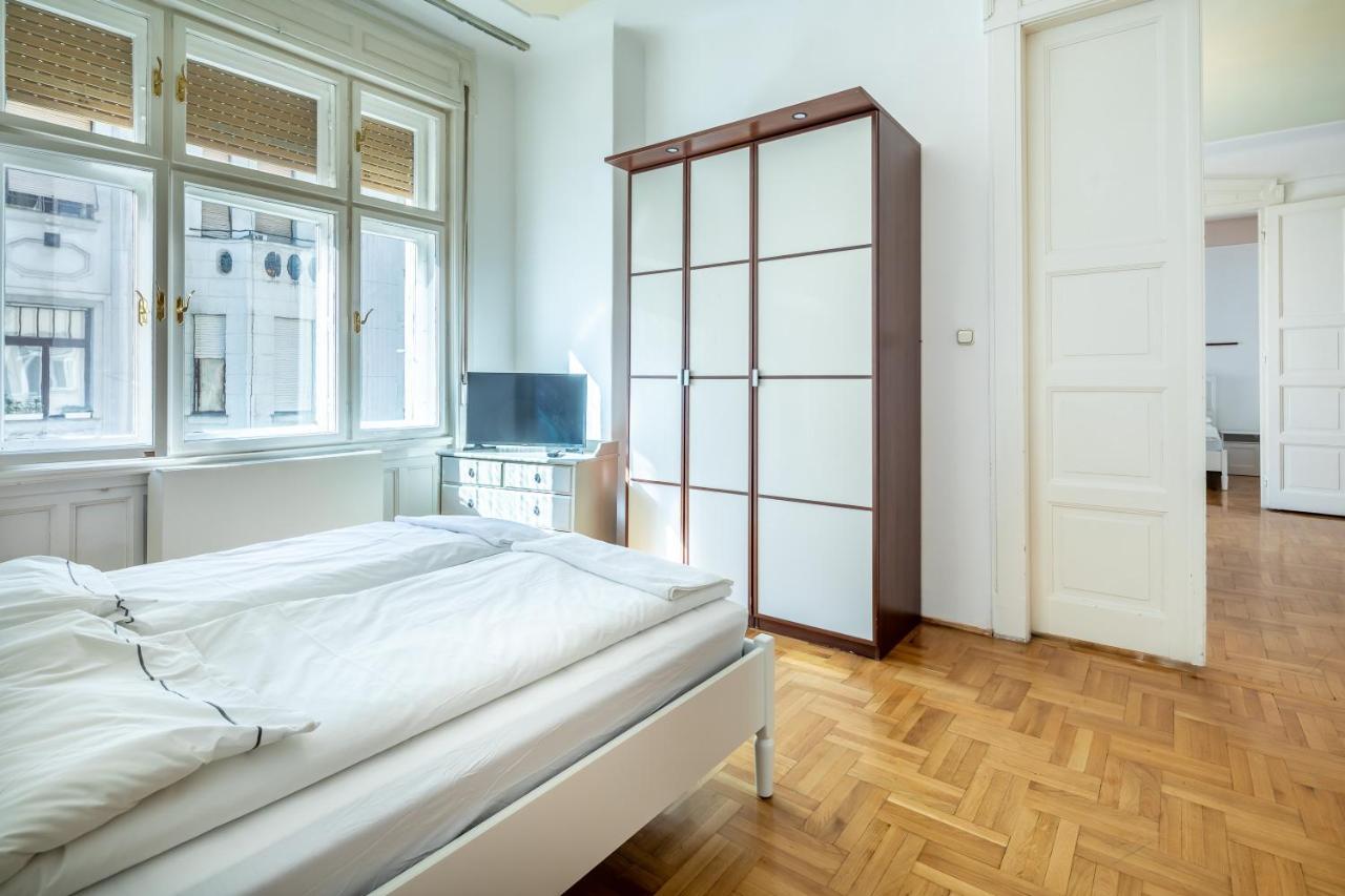 Huge Apartment In The City Center บูดาเปสต์ ภายนอก รูปภาพ