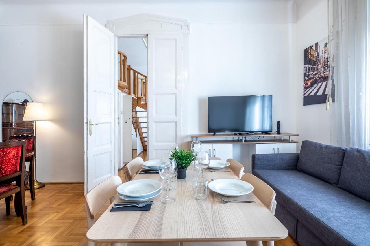 Huge Apartment In The City Center บูดาเปสต์ ภายนอก รูปภาพ