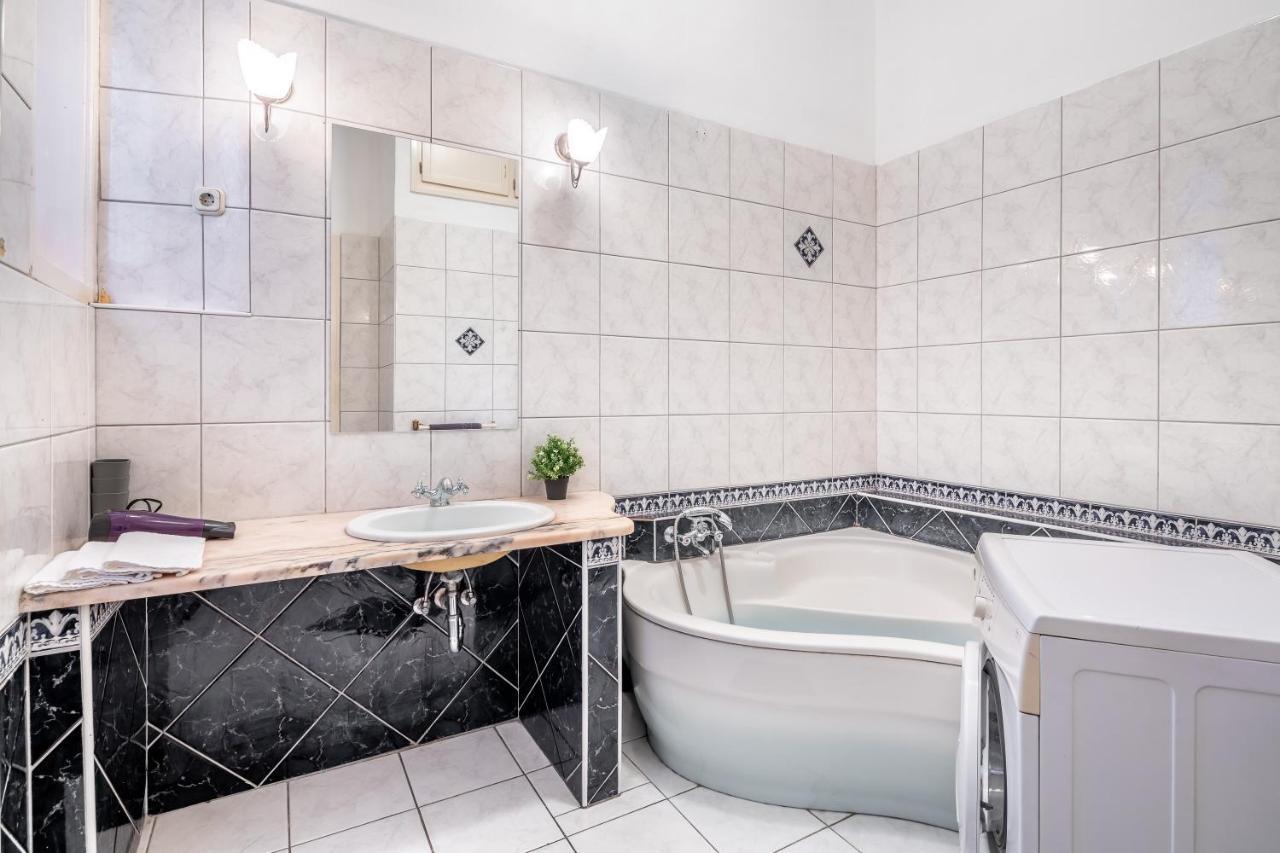 Huge Apartment In The City Center บูดาเปสต์ ภายนอก รูปภาพ